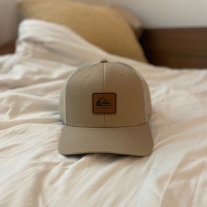 Quiksilver men’s tan snap back hat